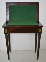 Mesa de juego estilo francs, tapa volcable con pao verde. Deterioro