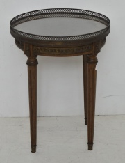 Mesita circular estilo Luis XVI, baranda de bronce. Alto: 53 cm.  Diimetro: 40 cm.