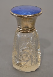 PERFUMERO DE CRISTAL Y PLATA INGLESA, tapa con esmalte azul, pequeas abolladuras. Alto: 8 cm.