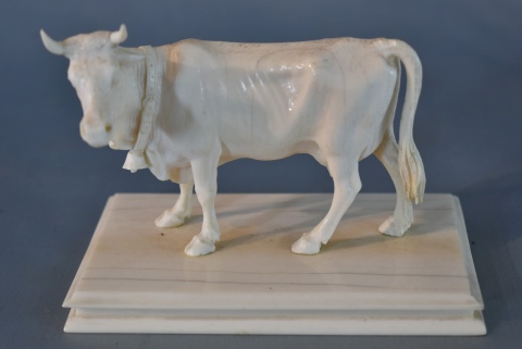 VACA MADRINA, escultura de marfil tallado, pequeas fisuras. Frente: 12 cm. Alto: 9 cm.