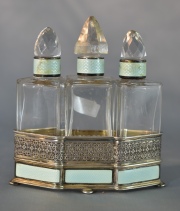 Perfumero triple de plata y esmalte turquesa, recipientes y tapones de cristal, estos ltimos con cascaduras. Alto: 11