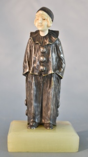 PIERROT, escultura de bronce con rostro de marfil. Base de mrmol onix. Alto total: 17,5 cm.