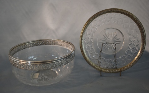 GRAN ENSALADERA CON PRESENTOIR, de cristal tallado con decoracin de guirnaldas de hojas. Virolas de plata francesa con
