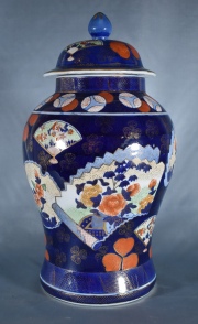 POTICHE ORIENTAL, de porcelana recubierto de esmalte polcromo con motivos florales y guardas. Alto: 45 cm.