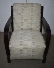 Par de sillones Art Deco, tapizado beige con motivos geomtricos.