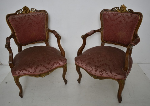 Par de sillones estilo rococ, realces dorados, tapizado en pana rosa .