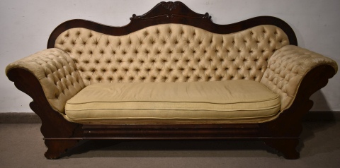 Sofa victoriano, 3 cuerpos. Tapizado ocre capiton. Desgastes.