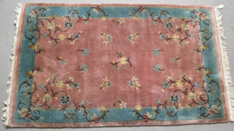 Alfombra de lana con decoracin floral, fondo beige, guarda turquesa,199 x 123