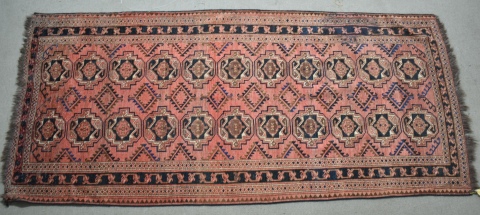 Alfombra afgana bord, guarda de cuatro franjas. 263 x 121 cm.