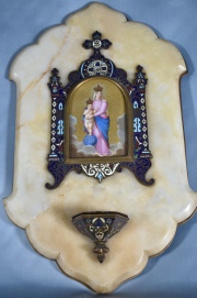 Pila religiosa con Virgen y el Nio, con esmaltes. Alto 42 cm.