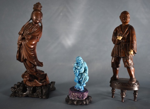 PERSONAJES CHINOS, dos tallas de madera y una cermica blue de chine. Alto: 25, 23 y 11 cm.