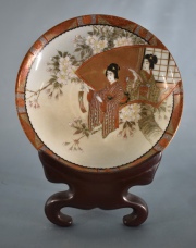 Pequeo plato japons de porcelana con figuras femeninas. Dim. 13,5 cm.