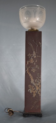 LAMPARA DE MESA ORIENTAL, de forma rectangular con decoracin de rameados y aves en relieve. Con tulipa. Alto total: 68