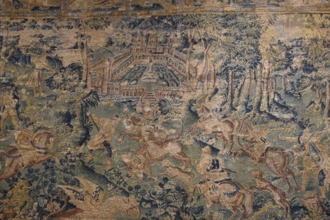 Antiguo Tapiz 'Escena de Cacera en un bosque' Desgastes. Mide: 263 x 442 cm.