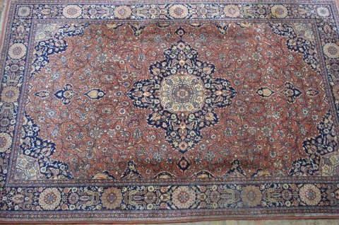 Alfombra persa, campo brick, decoracin floral, medallon central. Mide: 311 x 202 cm.