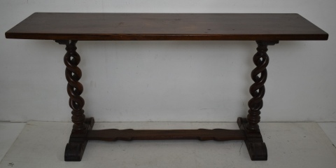 Mesa de arrimo, estilo ingles, con columnas salmonicas. Alto: 77 cm. Tapa mide: 160 x 45 cm.