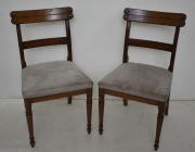 Dos sillas estilo ingls, respado con doble travesao, asiento tapizado beige.