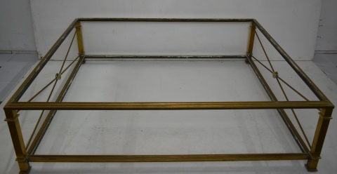 Mesa baja cuadrangular, de bronce con 2 vitreas, pequea cascadura.