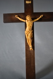 Crucifijo cruz de madera con Cristo de sinttico. Restaurado..