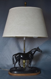 Lmpara, escultura de caballo, patina negra. 63 cm.