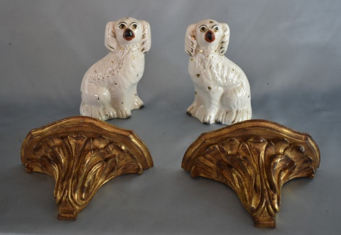 Par de perros de cermica Staffordshire, Con mnsulas madera tallada y dorada. Uno averiado y restaurado.