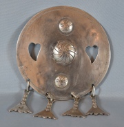 Prendedor de plata. Fin del siglo XIX. Forma de medalln fundido, centro con forma