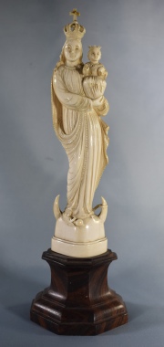 VIRGEN CON NIO, escultura de marfil tallado, de pie con corona, restaurada. Alto total: 26 cm.