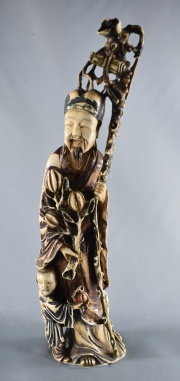 Personaje con Nio, figura china de marfil. Alto: 31, 5 cm.