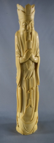 DIGNATARIO CON CARTELA, figura de marfil tallado. Al dorso sello. Alto: 31 cm. Mnima cascadura.