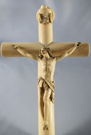 CRUCIFIJO DE MARFIL, tallado. Cruz de forma cilndrica y Cristo con desperfectos. Deterioros. Alto: 33 cm.