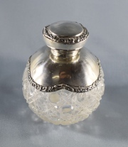 PERFUMERO, de cristal tallado con decoraciones geomtricas, y montura y tapa de plata inglesa. Alto: 9, 2 cm.