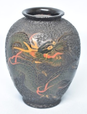 Vaso chino, laca y decoracin de dragn. 9,3 cm de alto.