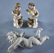 TRES QUERUBINES, figuras de porcelana, dos con marca de Napoli. Averas y restauros. Alto: 10 cm. Largo: 14 cm.