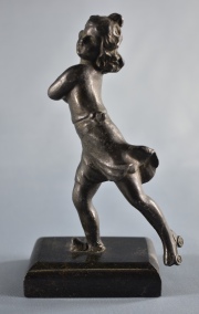 NIA PATINANDO, escultura de metal patinado. Base de mrmol. Pie restaurado. Alto: 13 cm.