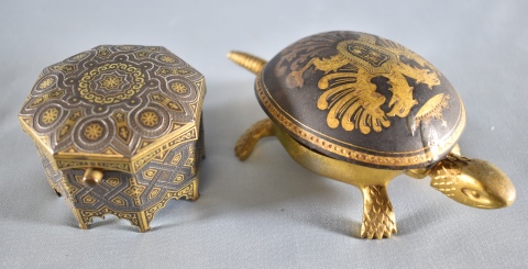 LLAMADOR y DESPOJADOR OCTOGONAL, de bronce dorado y patinado. Espaa. Frente: 12, 5 cm y 5, 5 cm respectivamente.