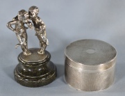 DOS PIEZAS, escultura de bronce plateado representando dos nios bebiendo y caja de metal Christofle.