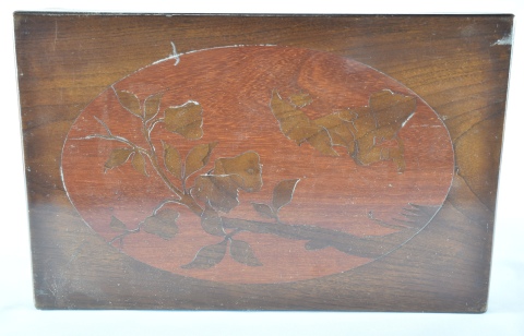 CAJA NECESSAIRE CON ESPEJO, de madera con marquetera de rameados y hojas. Interior con espejo y compartimentos. Mide: 3