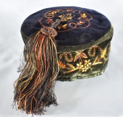FEZ, sombrero turco de fieltro negro, con bordados en amarillo y naranja, decoracin de flores y hojas.