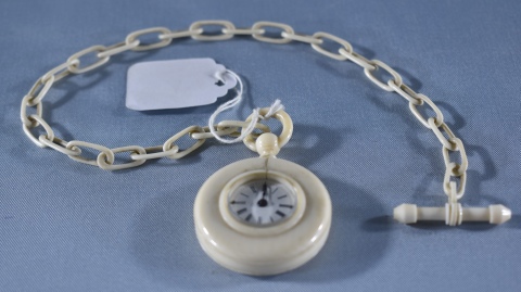 Reloj de bolsillo de marfil, restaurado. Dimetro: 3, 5 cm.