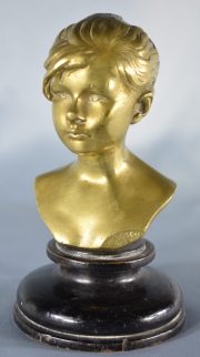 HOUSSIN, BUSTE DE LOUISE DEMONT, escultura de bronce dorado firmado Houssin, Pars a la derecha. Alto: 10 cm.