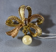 Clip metal dorado con cintas y perla (grande) fantasa.