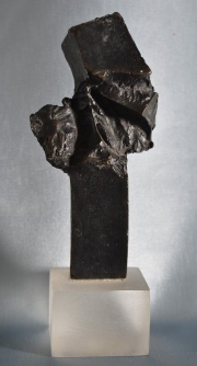 Gamarra, Jorge, escultura de bronce, base de acrlico. Alto total: 15,5 cm.
