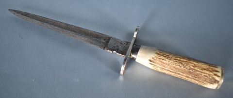 Cuchillo empuadura de ciervo. Hoja de acero. Largo total: 32,5 cm.