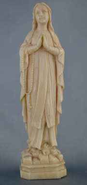 Virgen con rosario, talla de marfil. Alto: 13 cm. Frente: 4 cm.