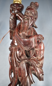 Pescador, Figura china de cerezo. Transformada en lmpara. Alto: 42 cm.