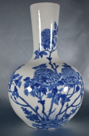 Vaso chino en porcelana blanca con decoracin en azul. 38 cm.
