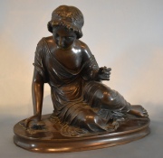 JOVEN CON LAGARTIJA, escultura annima de bronce patinado. Alto: 28 cm. Frente: 31 cm.