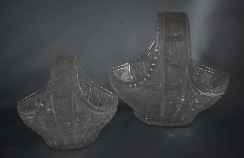 DOS BOMBONERAS INGLESAS, de cristal tallado de diferentes tamaos, en forma de canastas. Alto: 19 cm y 14 cm.