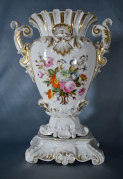 Vaso Isabelino de porcelana blanca decoracin floral. Alto: 36, 5 cm.