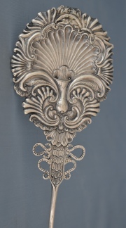 TUPO BOLIVIANO, de plata repujada con decoracin de gran palma y roleos. Largo: 29 cm. Peso: 78 gr.